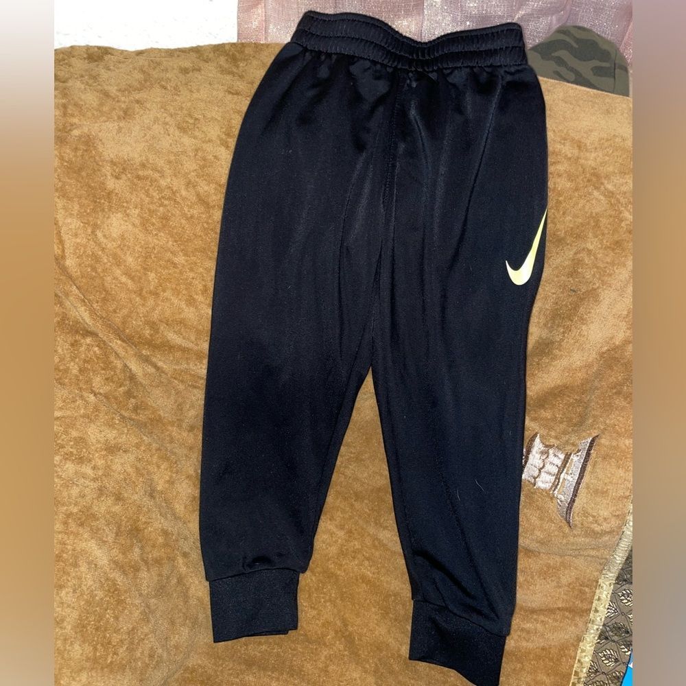 Nike joggers and kids Nike gloves 4T
